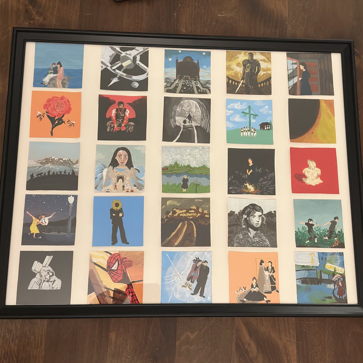 Pour mes 25 ans #elle m’a fait un cadre avec 25 films que j’adore (qu’elle a peint elle-même) 

C’est juste magnifique j’suis trop content ❤️❤️❤️