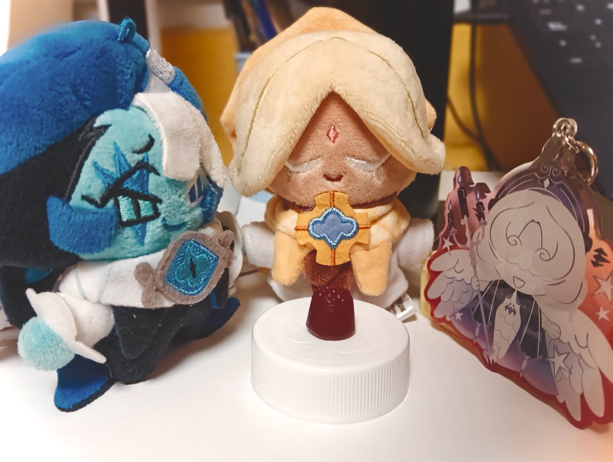 They're celebrating PV's birthday and sharing a gummy together ❤️

Doughael keychain by luvnder on etsy