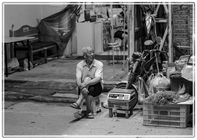photos_dsmith's tweet image. An #oldman #selling #fresh #vegetables from his #streetstall #streetfood most #Chinese #people come out at night to #socialise and to eat when the #sun goes down cooling the #city #streetphotography #localbusiness #Asia #blackandwhitephotography #nightphotography #Monochrome