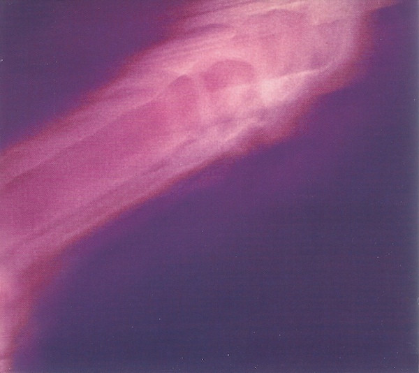 REDEROS2's tweet image. #ThisHeat –#Repeat（1993）

彼らの音楽は、ここで“再提示”される
1976〜1982年の音源を基にした編集盤。
断片、反復、編集。
彼らの方法論そのものが、この作品の構造。
「繰り返し」は停滞ではない。
それらは時間を解体するためにあり、
意味を更新し続けるための装置。

#Experimental #PostPunk