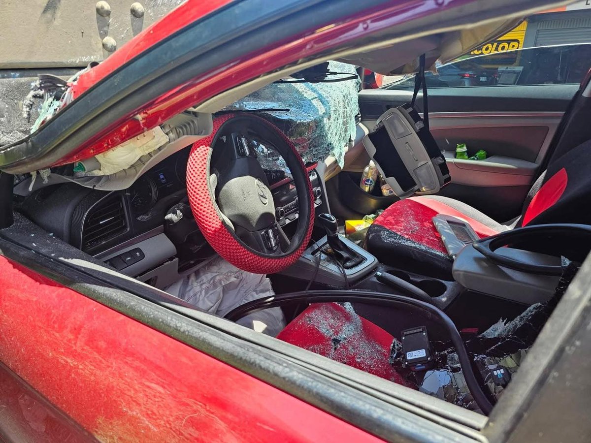 SVInformacion_'s tweet photo. #TráficoSV | Reportan un conductor lesionado tras un accidente de tránsito sobre la carretera Ruta de Paz, a la altura del desvío de Osicala, en el departamento de Morazán.

Un vehículo tipo sedán colisionó contra un remolque que se encontraba estacionado en la vía. https://t.co/WRrETS1ksP