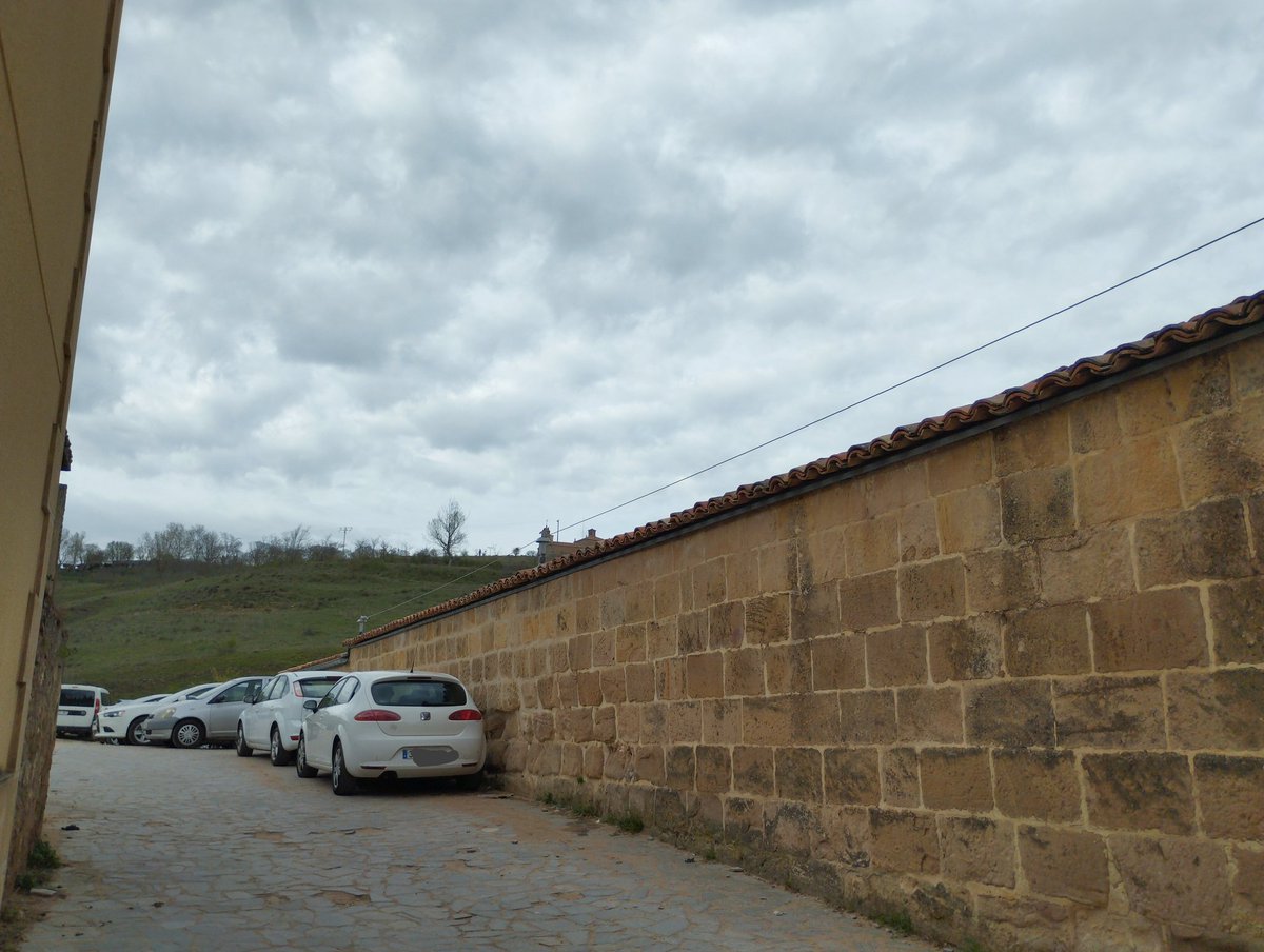 lamercheford's tweet photo. Trasera del claustro de la concatedral de San Pedro. Me parece inaceptable que se aparque tan cerca de la pared. @Ayto_Soria @soriapatrimonio @OCSoriaradio @desdeSoria @sorianoticias @diariodesoria https://t.co/53LuLAdbGg
