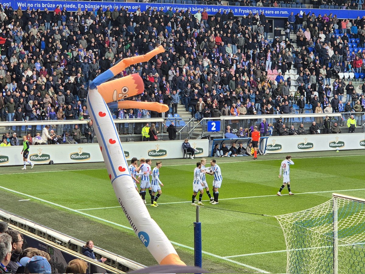 samtwintig's tweet photo. Ik moat faak laitsje om dy poppen dy't feest fiere neidat der in goal makke is.
Ik tink dan , der sit ien yn it stadion dy't op in knop drukt om se oan te setten. 
Wa is dy oansetter? https://t.co/FmBZ9bQZbk
