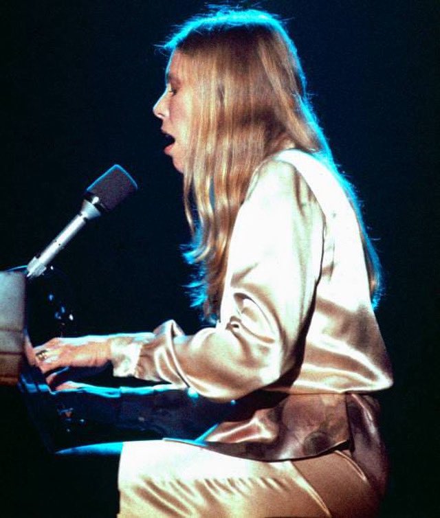 Joni Mitchell tweet media