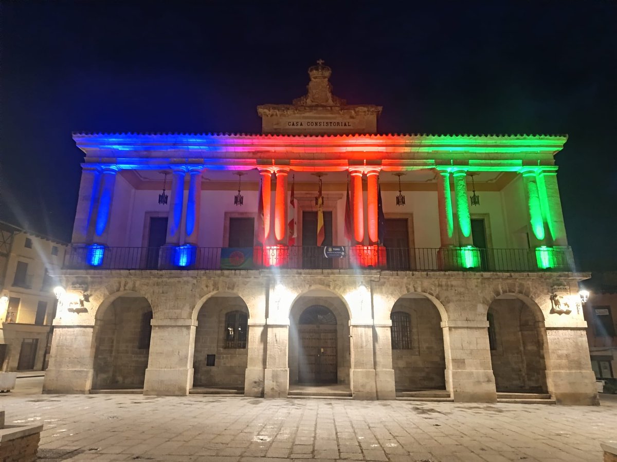 Toro_Ayto's tweet photo. DÍA INTERNACIONAL DEL PUEBLO GITANO | 

El Ayuntamiento de Toro se ilumina con los colores representativos del pueblo gitano en conmemoración de este día.

#Toro #DiaDelPuebloGitano https://t.co/GL1Fn3OM3d