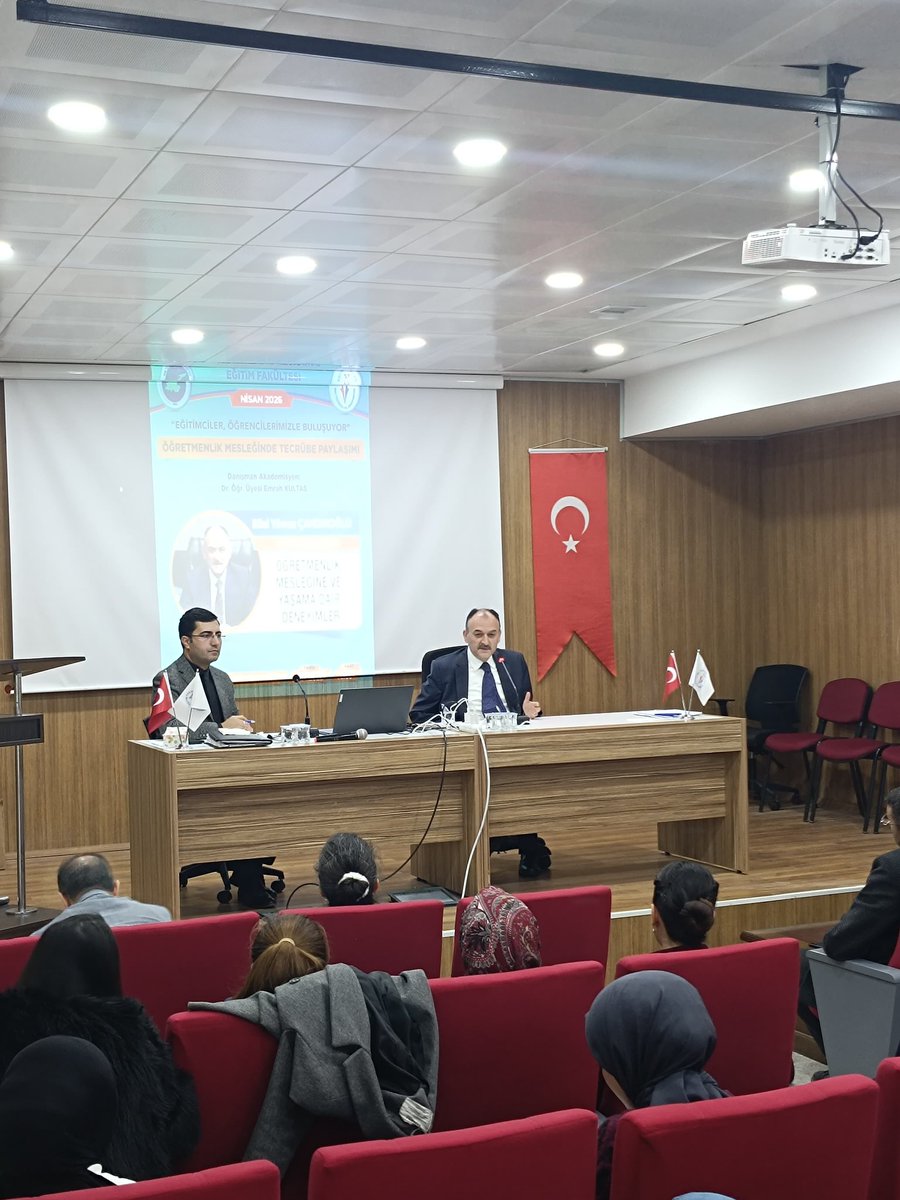 VanilMem's tweet photo. Van İl Millî Eğitim Müdürümüz Bilal Yılmaz Çandırloğlu, "Eğitimciler Öğrencilerimizle Buluşuyor" projesi kapsamında Van Yüzüncü Yıl Üniversitesi Eğitim Fakültesi öğrencileriyle bir araya gelerek önemli mesajlar verdi.  

Geleceğin öğretmen adaylarıyla mesleki deneyimlerini paylaşan Çandırloğlu; öğretmenlik mesleğinin sadece bir kariyer değil, toplumsal bir sorumluluk olduğunu vurguladı. Sahadaki tecrübelerin akademik donanımla birleşmesi gerektiğini belirten Çandırloğlu, eğitimciliğin temelinde insani değerlerin ve vicdani sorumluluğun yattığının altını çizdi.