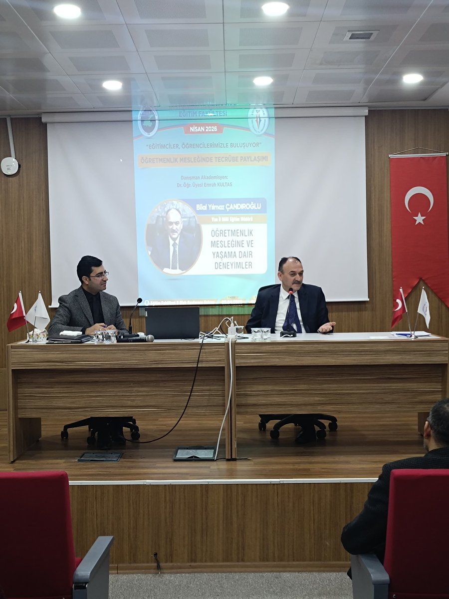 VanilMem's tweet photo. Van İl Millî Eğitim Müdürümüz Bilal Yılmaz Çandırloğlu, "Eğitimciler Öğrencilerimizle Buluşuyor" projesi kapsamında Van Yüzüncü Yıl Üniversitesi Eğitim Fakültesi öğrencileriyle bir araya gelerek önemli mesajlar verdi.  

Geleceğin öğretmen adaylarıyla mesleki deneyimlerini paylaşan Çandırloğlu; öğretmenlik mesleğinin sadece bir kariyer değil, toplumsal bir sorumluluk olduğunu vurguladı. Sahadaki tecrübelerin akademik donanımla birleşmesi gerektiğini belirten Çandırloğlu, eğitimciliğin temelinde insani değerlerin ve vicdani sorumluluğun yattığının altını çizdi.
