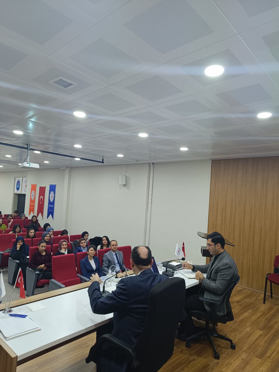 VanilMem's tweet photo. Van İl Millî Eğitim Müdürümüz Bilal Yılmaz Çandırloğlu, "Eğitimciler Öğrencilerimizle Buluşuyor" projesi kapsamında Van Yüzüncü Yıl Üniversitesi Eğitim Fakültesi öğrencileriyle bir araya gelerek önemli mesajlar verdi.  

Geleceğin öğretmen adaylarıyla mesleki deneyimlerini paylaşan Çandırloğlu; öğretmenlik mesleğinin sadece bir kariyer değil, toplumsal bir sorumluluk olduğunu vurguladı. Sahadaki tecrübelerin akademik donanımla birleşmesi gerektiğini belirten Çandırloğlu, eğitimciliğin temelinde insani değerlerin ve vicdani sorumluluğun yattığının altını çizdi.