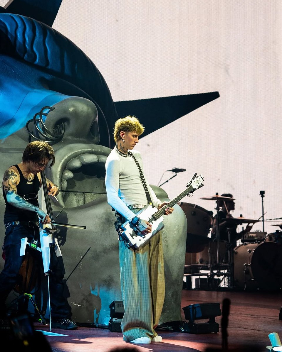 CantoraRecords's tweet image. A moment for @NoLoveForThe &amp;amp; his electric cello #cello #electriccello #ontour #mgk #lostamericana