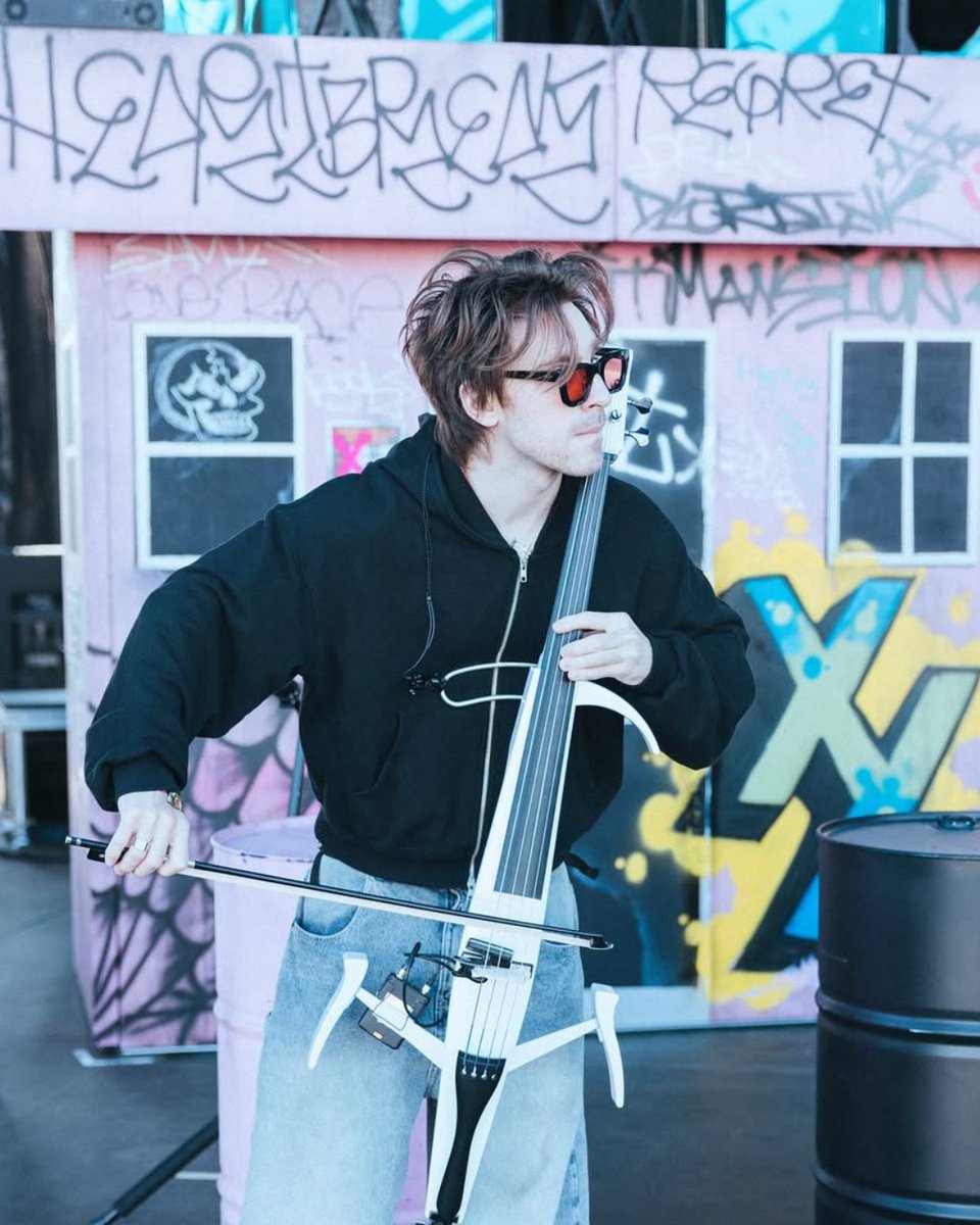 CantoraRecords's tweet image. A moment for @NoLoveForThe &amp;amp; his electric cello #cello #electriccello #ontour #mgk #lostamericana