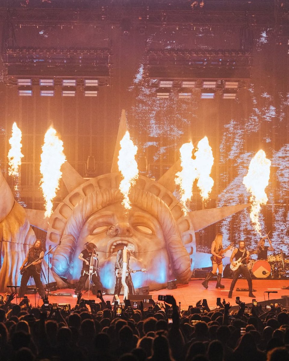 CantoraRecords's tweet image. A moment for @NoLoveForThe &amp;amp; his electric cello #cello #electriccello #ontour #mgk #lostamericana