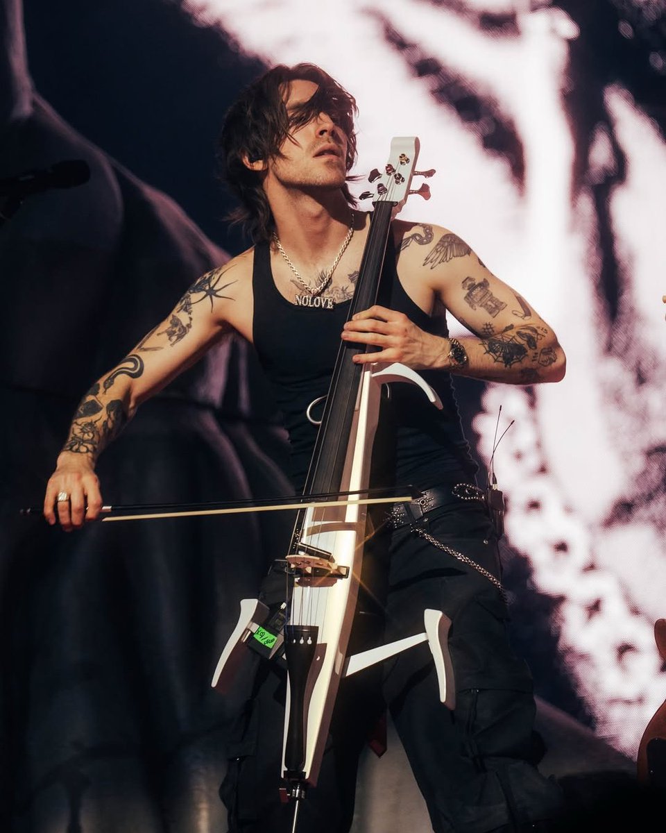 CantoraRecords's tweet image. A moment for @NoLoveForThe &amp;amp; his electric cello #cello #electriccello #ontour #mgk #lostamericana