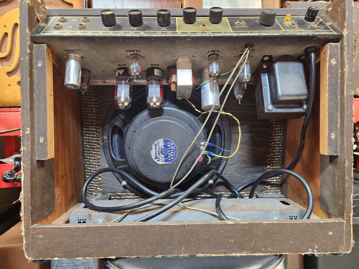 TomsAmpsDetroit's tweet photo. I have a bunch of #Magnatones and the Magnatone Custom 440 isn't Iike the others. An absolutely massive reverb, and with the vibrato, one hell of a tonal range. Found it cheap locally, a bit stunned when I got it back from updating - I had no idea!
2 6V6, original 12", 16" reverb tank, true vibrato. If you see one - BUY IT! Posting videos that will show why.
Available for #Detroit #Studio #Rental from https://t.co/v0L9p2uJHQ, The Home of Vintage Tone. Royal Oak MI 248-808-2951