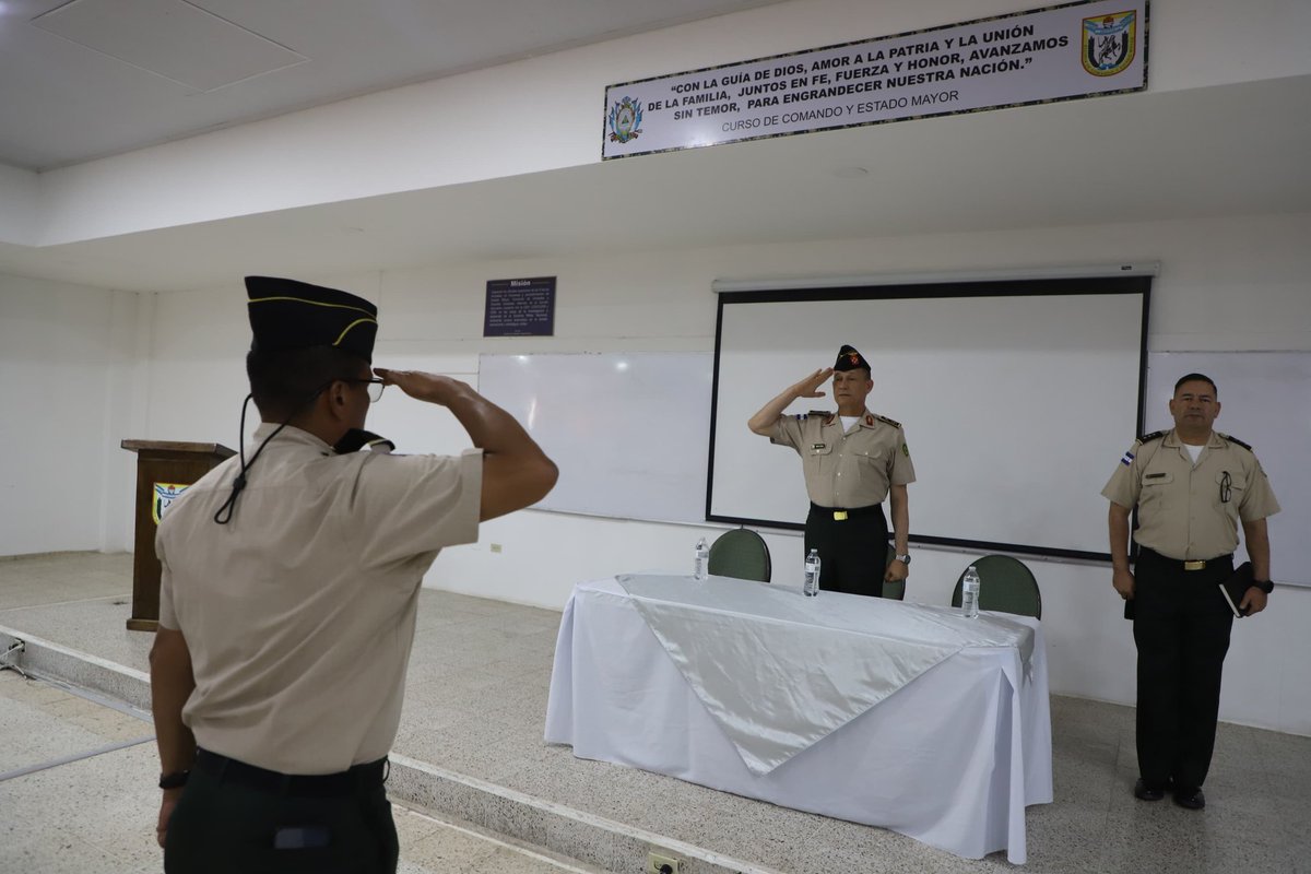 FFAAHN's tweet photo. #VisitaJEMC || El Jefe del Estado Mayor Conjunto, General de Brigada Héctor Benjamín Valerio Ardón, visitó la Escuela de Comando y Estado Mayor de las Fuerzas Armadas #ECEMFFAA, donde compartió con oficiales en los grados de Mayor y Teniente Coronel, destacando que el ascenso a los más altos rangos es resultado del esfuerzo constante, la disciplina y la preparación en la carrera militar.
Durante su intervención, subrayó la importancia de la formación continua basada en principios y vocación de servicio, instando a los oficiales a fortalecer sus capacidades para enfrentar los desafíos actuales y cumplir con la misión constitucional de las #FFAA.
#FuerzasArmadasHN