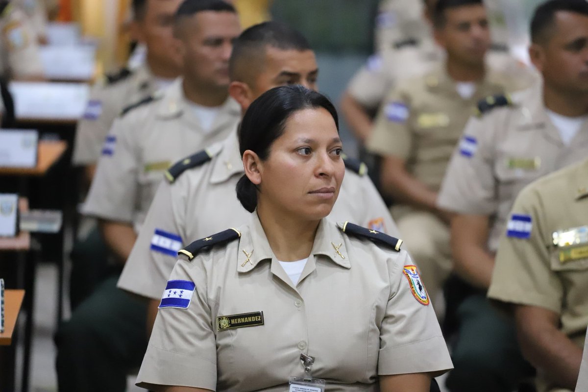 FFAAHN's tweet photo. #VisitaJEMC || El Jefe del Estado Mayor Conjunto, General de Brigada Héctor Benjamín Valerio Ardón, visitó la Escuela de Comando y Estado Mayor de las Fuerzas Armadas #ECEMFFAA, donde compartió con oficiales en los grados de Mayor y Teniente Coronel, destacando que el ascenso a los más altos rangos es resultado del esfuerzo constante, la disciplina y la preparación en la carrera militar.
Durante su intervención, subrayó la importancia de la formación continua basada en principios y vocación de servicio, instando a los oficiales a fortalecer sus capacidades para enfrentar los desafíos actuales y cumplir con la misión constitucional de las #FFAA.
#FuerzasArmadasHN