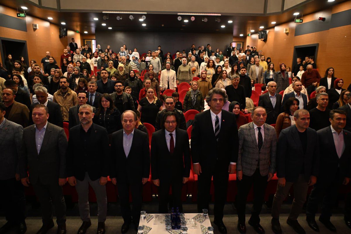 İlçe Kaymakamımız Hasan Öztürk, Belediye Başkanımız Av. Mustafa Kocaman ve teşkilatımızla birlikte Eşme Ortaokulu öğrencilerinin hazırladığı “Dört Mevsim Şiir Gecesi”nde anlamlı ve keyifli bir akşam yaşadık.

Gelirin LÖSEV’e bağışlanacak olması geceyi daha da anlamlı kıldı. Emeği