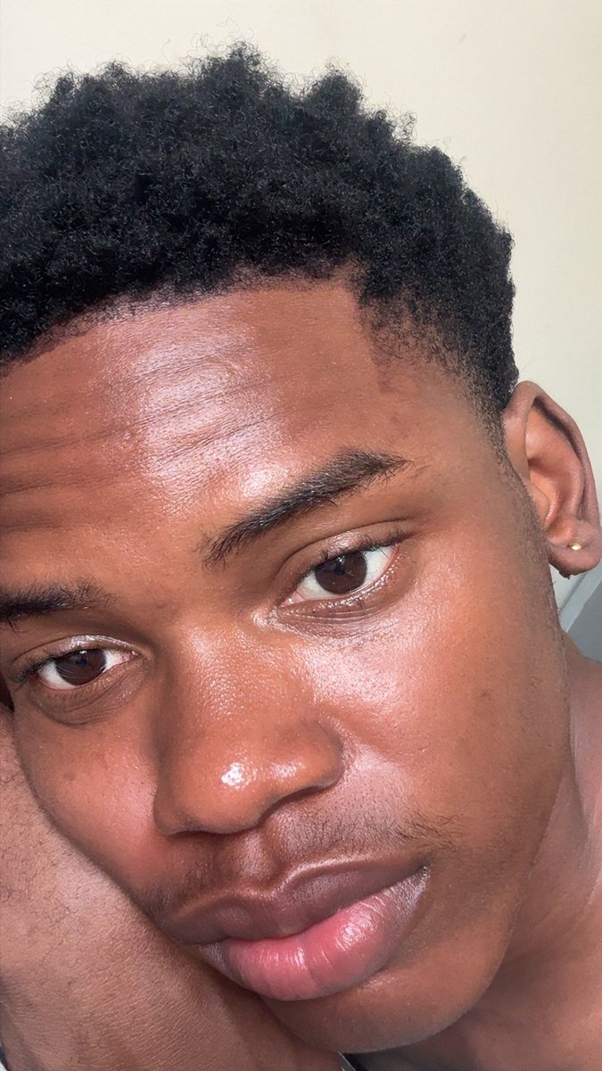 Clinteen tweet media