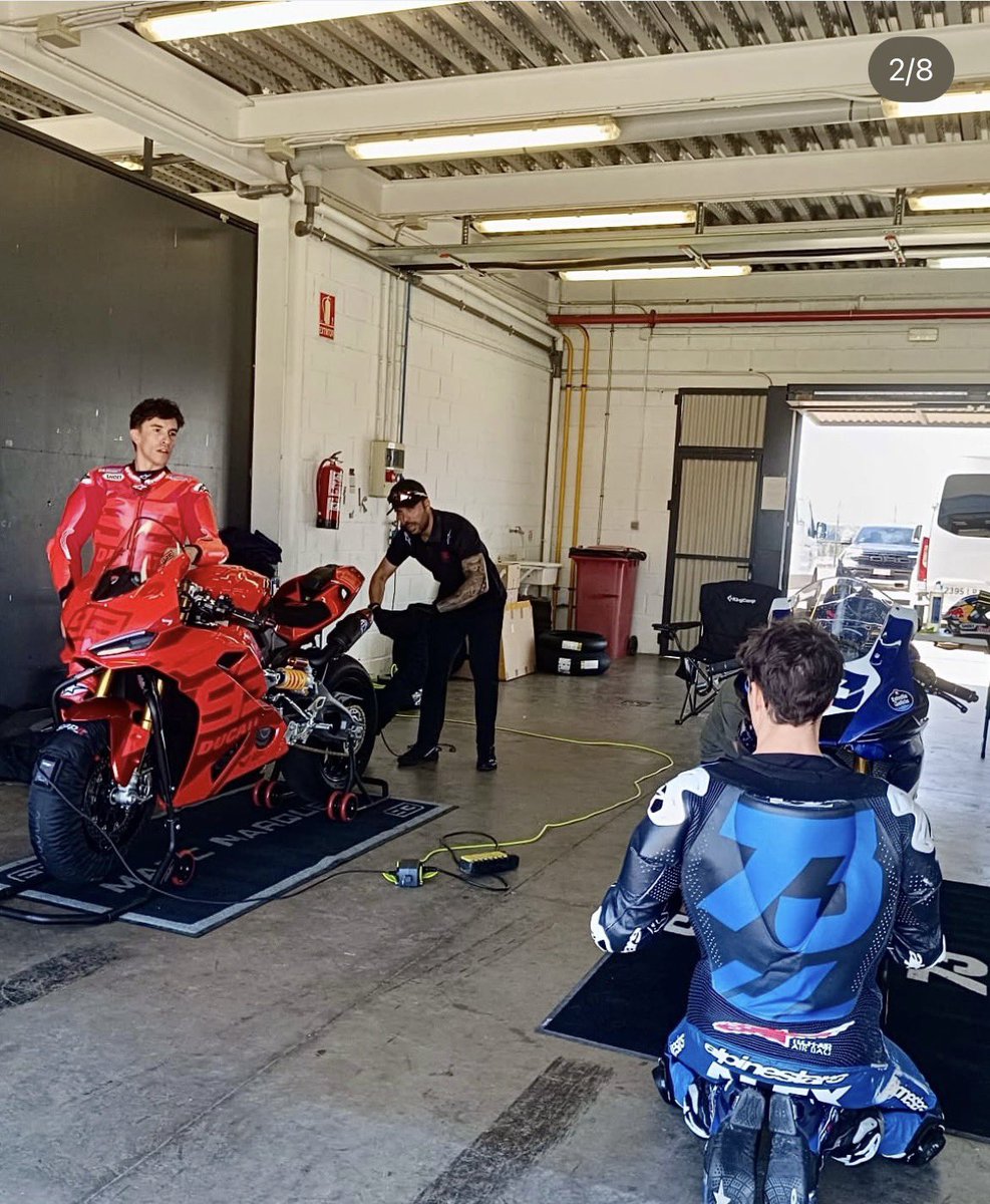 Paddockgp1's tweet image. Muchos dicen que Marc debería de tomarse este parón hasta Jerez con mas tranquilidad para la recuperación de su brazo. Pensáis lo mismo? Por cierto, vaya dia que se han pegado estos bicharracos en Motorland.

#Motogp
