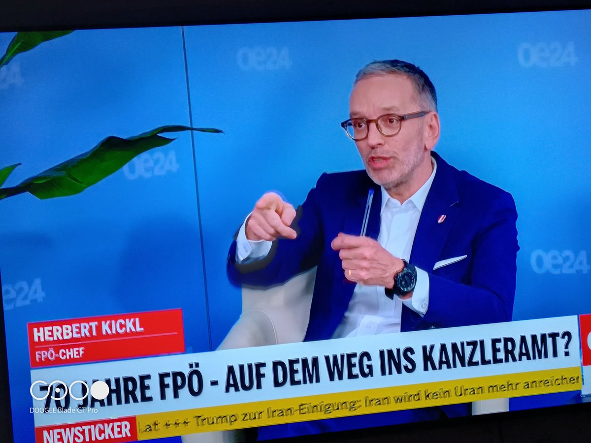 SytemKritiker's tweet photo. #OE24 

Die 1 hört sich selbst am liebsten gern reden , und was die 2 anderen reden , passt zu den Umfragewerten der #TeuRaZ 🤣☝️ https://t.co/6CwsUAtpfg