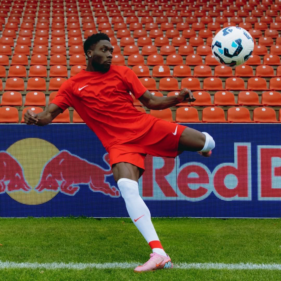 CANMNTBuzz's tweet photo. 📸| @AlphonsoDavies for @redbull 👊 #CanMNT🇨🇦 https://t.co/zoRZNjB0Jq