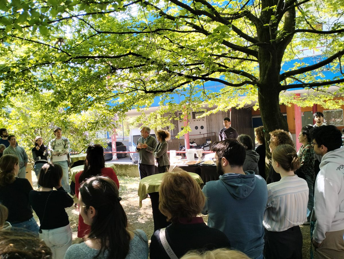 DBB_UniPV's tweet photo. Momenti di grande convivialità oggi al @DBB_UniPV, per celebrare il prezioso contributo dato da Raffaella Lolla, negli 30 anni di servizio presso il nostro dipartimento. #gratitudine #pensionamento https://t.co/fe6s8cdqfx