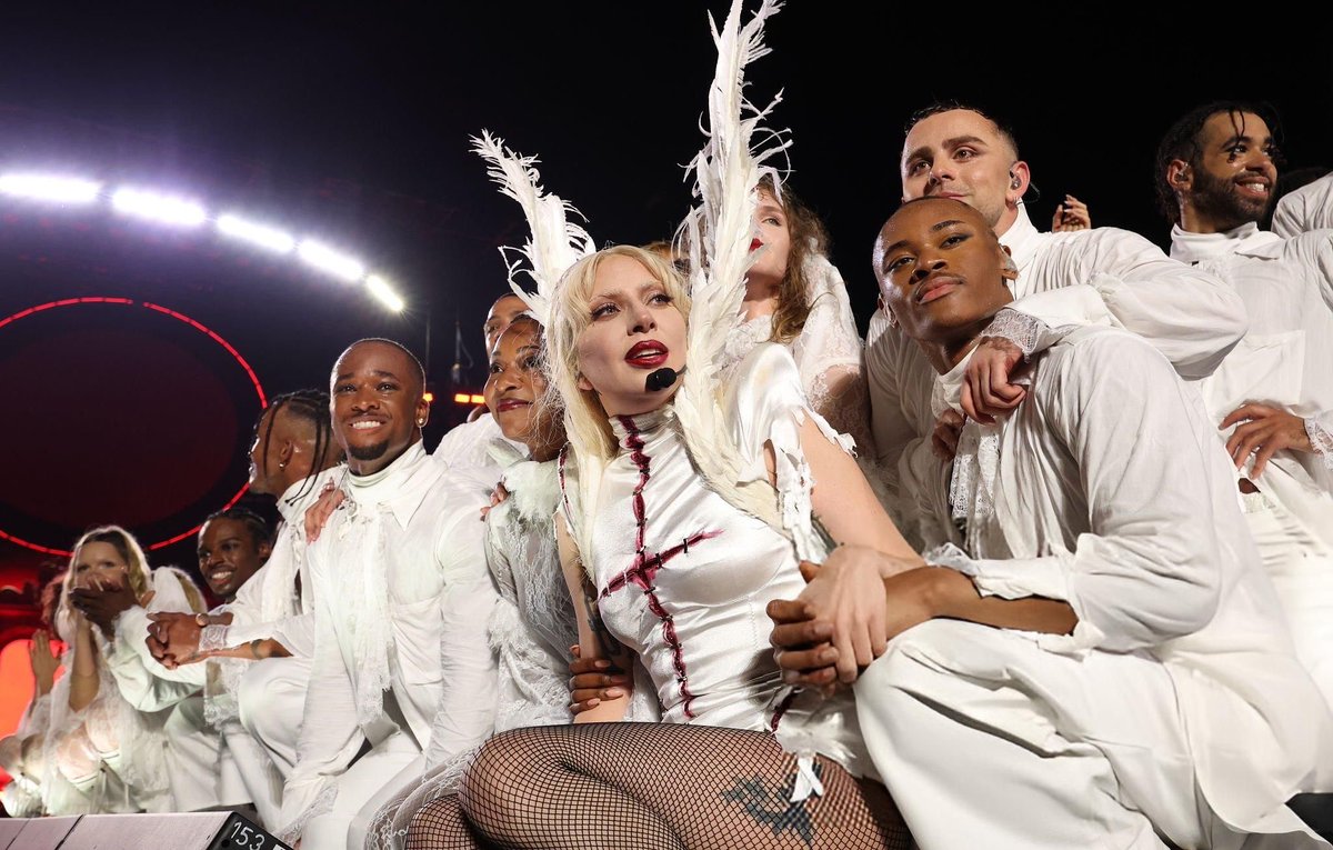 OHHMYGAGAcom's tweet image. #NUEVO | Karol G para la Revista HDD:

“En 2025, fui a ver a Lady Gaga al Coachella. Soy una Little Monster desde hace años, y verla en vivo, la producción, el escenario, la música, la narrativa y, sobre todo, su actuación, fue increíblemente inspiradora.”