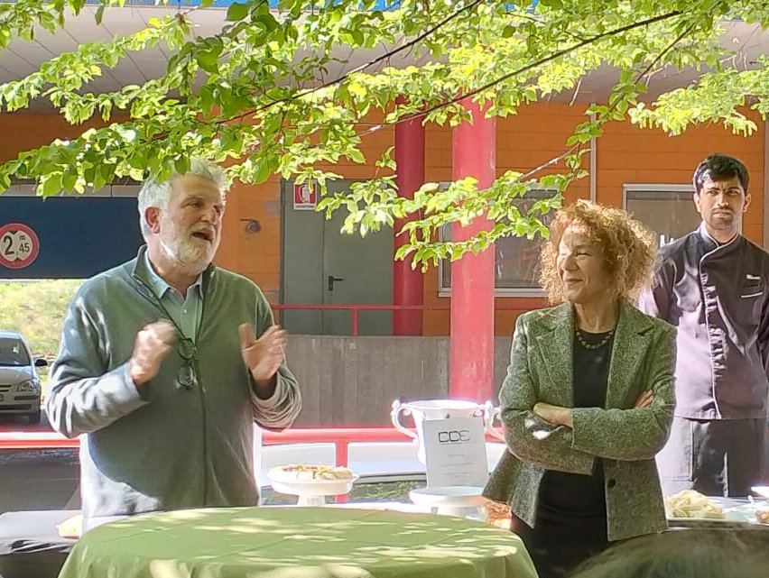 DBB_UniPV's tweet photo. Momenti di grande convivialità oggi al @DBB_UniPV, per celebrare il prezioso contributo dato da Raffaella Lolla, negli 30 anni di servizio presso il nostro dipartimento. #gratitudine #pensionamento https://t.co/fe6s8cdqfx