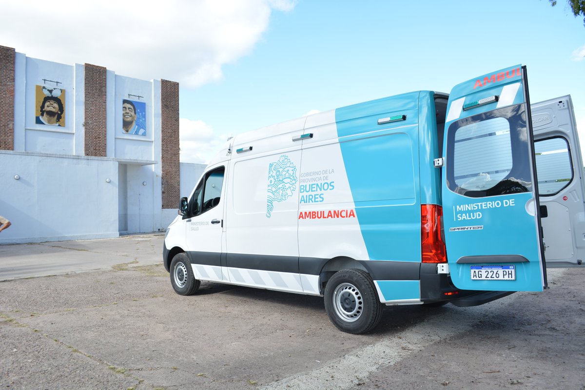 Dos nuevas ambulancias se incorporan al sistema de emergencias bonaerense 🚑.

Entregamos unidades 0km a los municipios de Adolfo Gonzales Chaves y Olavarría para garantizar traslados más eficientes y seguros. Ya son 430 las ambulancias distribuidas en <a href="/BAProvincia/">Gobierno PBA</a> ✔️.