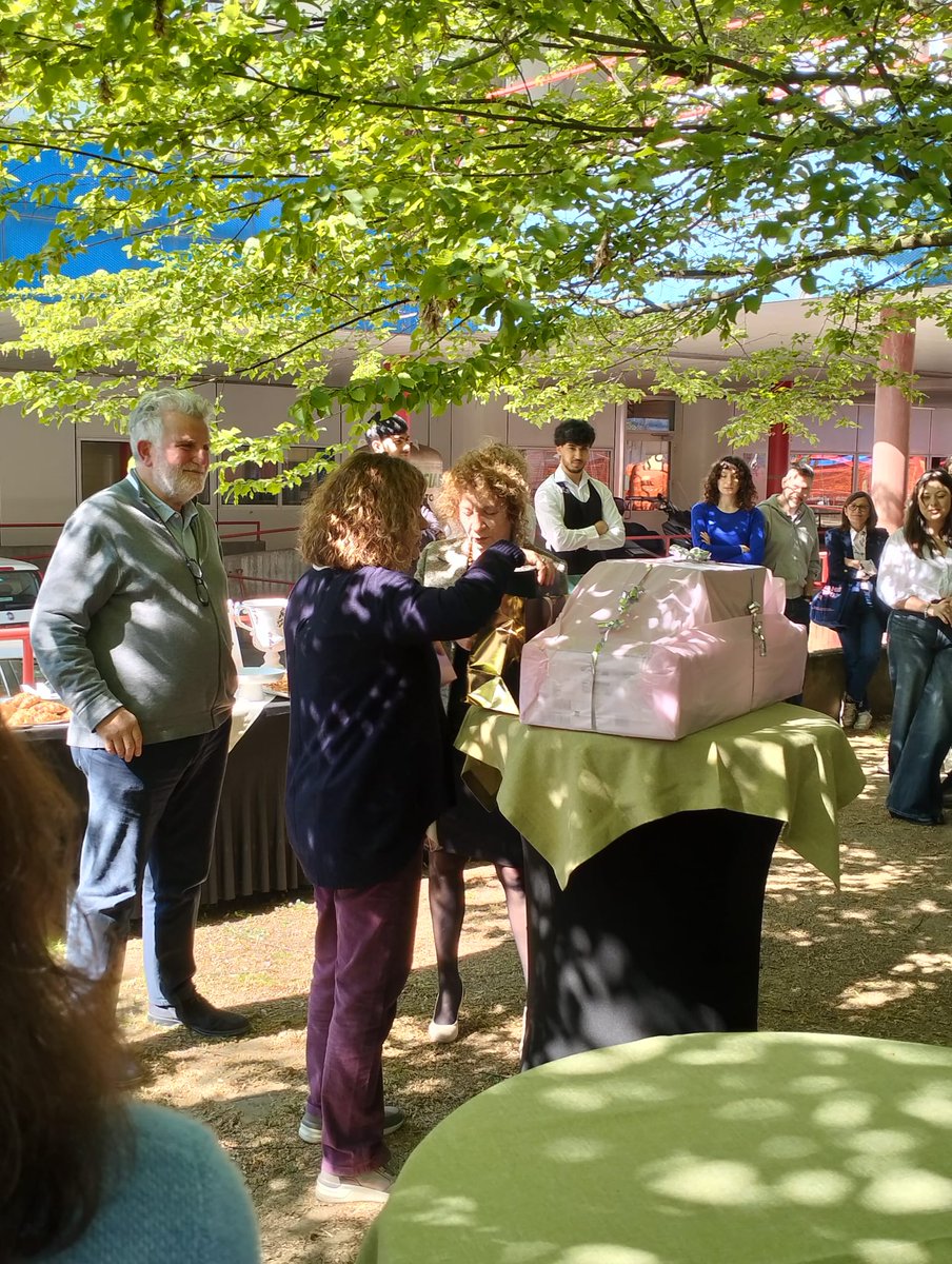 DBB_UniPV's tweet photo. Momenti di grande convivialità oggi al @DBB_UniPV, per celebrare il prezioso contributo dato da Raffaella Lolla, negli 30 anni di servizio presso il nostro dipartimento. #gratitudine #pensionamento https://t.co/fe6s8cdqfx