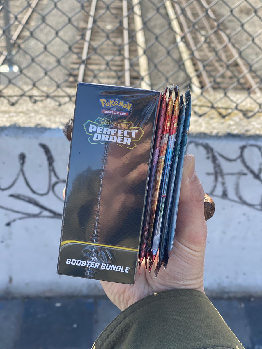 akiraBabyyyyyy's tweet image. Earlier went on a lunch mini raid for pokemon and found a tin. Now post work cigar session and pack rips. HITS IN COMMENT. #pokemonraid #raid #pokemontcg #tcg #pokemon #cigar #postwork