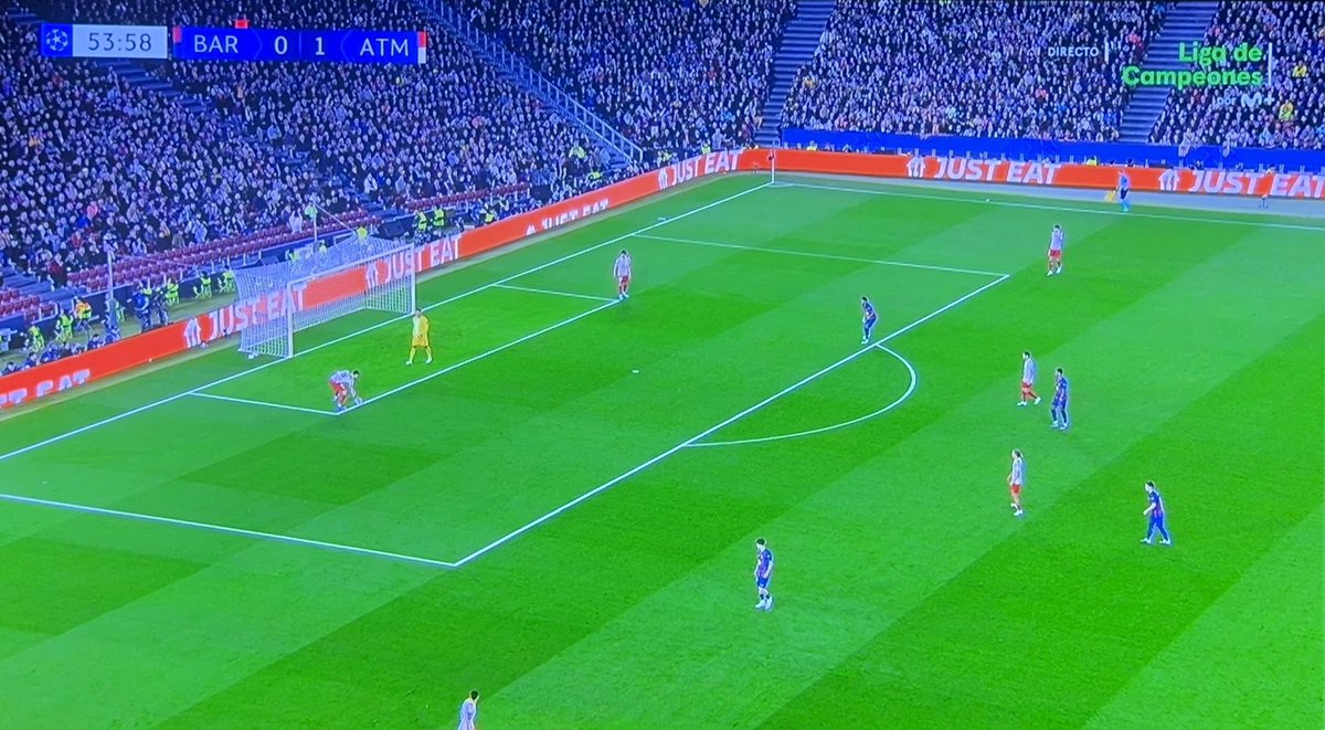 angelperezpx's tweet photo. Saca Musso. La para Pubill con la mano. Penalti. Penalti clarisimo. Vuelven a sacar. Sigan, sigan. Otro escandalo. https://t.co/u31nPAlRZ1
