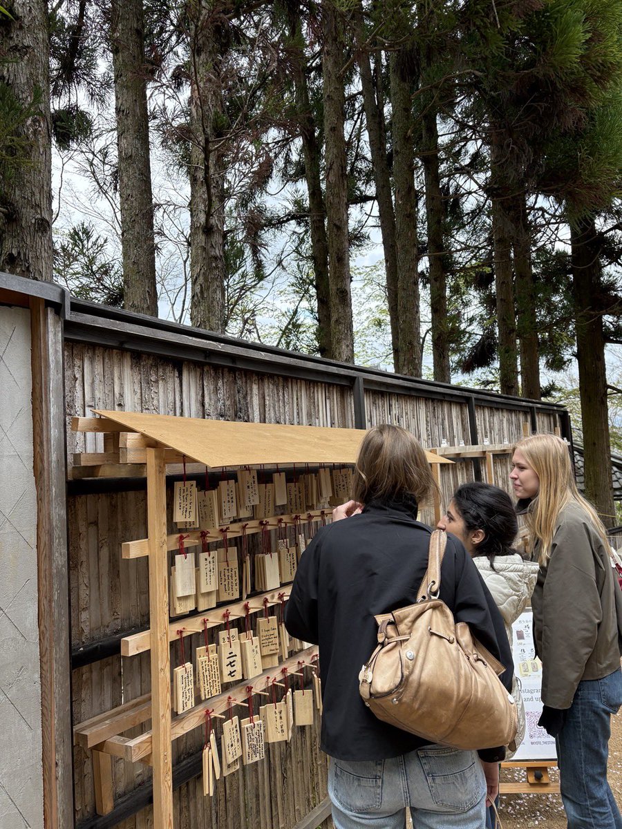 KYOTO_THESTONE's tweet photo. They came from Sweden 🇸🇪
Just a quiet stop in Sagano.
They wrote their wishes,
hung them gently—
and stayed a little longer.
スウェーデンから。
ただ立ち寄った嵯峨野で、
願いを書いて、
そっと結んで、
少しだけ長く過ごした
#Kyoto #Sagano #TheStone #HiddenKyoto #JapanTravel https://t.co/Wgah8IgeNA