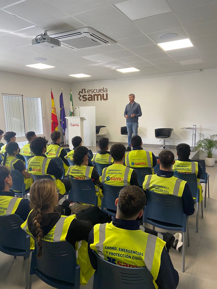 IGS_Spain's tweet image. @Escuela_SAMU  Esta mañana hemos realizado prácticas de rescate con vehículos pesados en las magníficas instalaciones que tiene #SAMU en Sevilla. #paratech #heavyrescue #bomberos