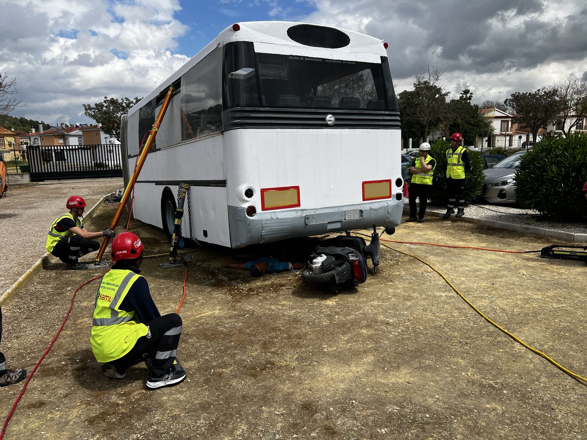 IGS_Spain's tweet image. @Escuela_SAMU  Esta mañana hemos realizado prácticas de rescate con vehículos pesados en las magníficas instalaciones que tiene #SAMU en Sevilla. #paratech #heavyrescue #bomberos
