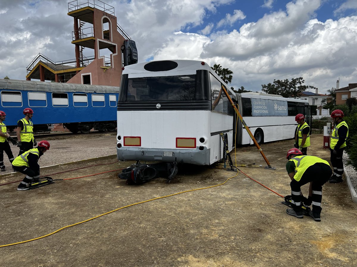 IGS_Spain's tweet image. @Escuela_SAMU  Esta mañana hemos realizado prácticas de rescate con vehículos pesados en las magníficas instalaciones que tiene #SAMU en Sevilla. #paratech #heavyrescue #bomberos