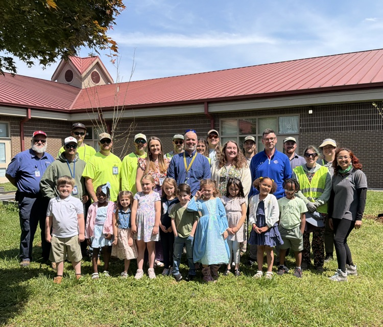 clevecityschool's tweet image. 🌱 Something special took root on Blythe-Bower’s campus today.

Thanks to the Tennessee Environmental Council, trees were donated and planted with the help of TEC members and CCS groundskeepers. A lasting investment in this school community. 
#BuildingChampions #BuildingCommunity