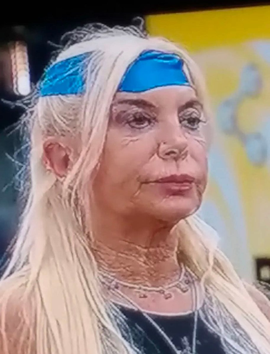 Dice 60 años, pero parece de  70,  y re caliente con zunino.
Aprovecha una discusión para acercarse y demostrale lo q le pasa con el pibe.
#GranHermanoGeneraciónDorada