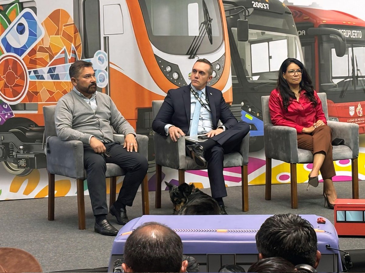 AdrianRubalcava's tweet photo. Incrementamos la capacidad operativa de la Línea 2 del @MetroCDMX al pasar de 28 a 32 trenes en circulación, además de intervenir el material rodante, sistemas eléctricos y mejorar la imagen de estaciones.
Estas acciones forman parte de la estrategia presentada en la conferencia Movilidad rumbo al Mundial, encabezada por la #JefaDeGobierno, para brindar un servicio más eficiente, seguro y digno para millones de personas usuarias.  #CuidarteEsParteDelViaje