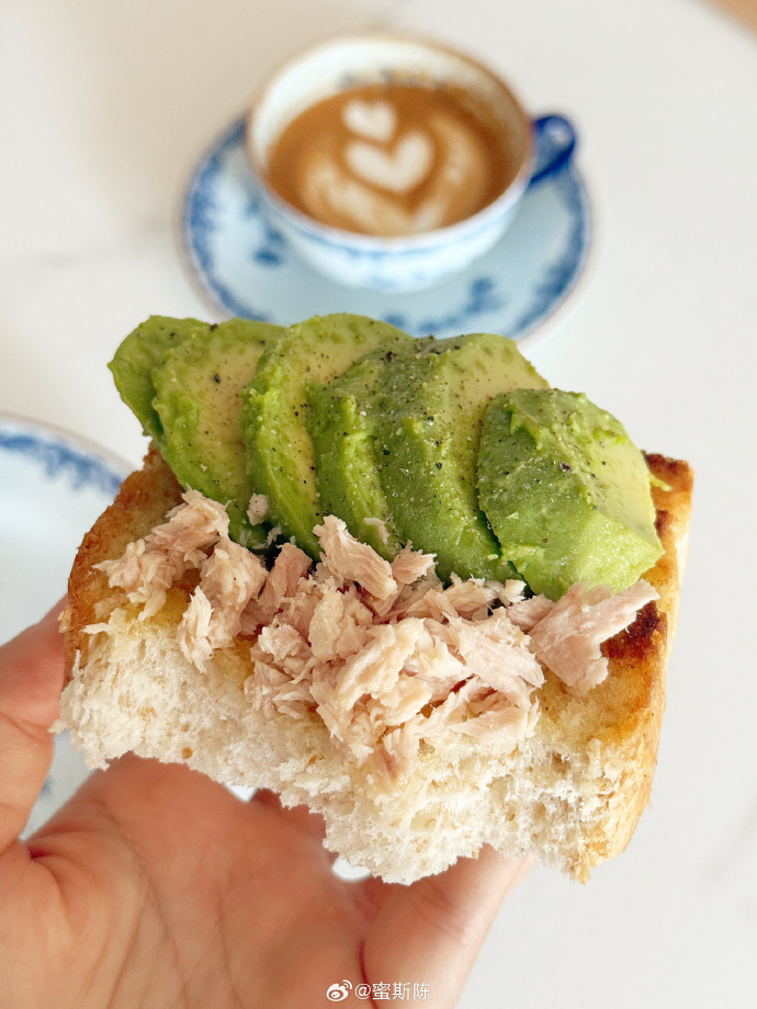 lhookham's tweet photo. 5-Minute Avocado Toast with a Crispy Twist!   Mash 1 ripe avocado + pinch of salt/pepper. Toast whole-grain bread until crispy. Spread avocado, top with red pepper flakes + a squeeze of lemon. Perfect quick breakfast/lunch! https://t.co/27JDMJoCz0
