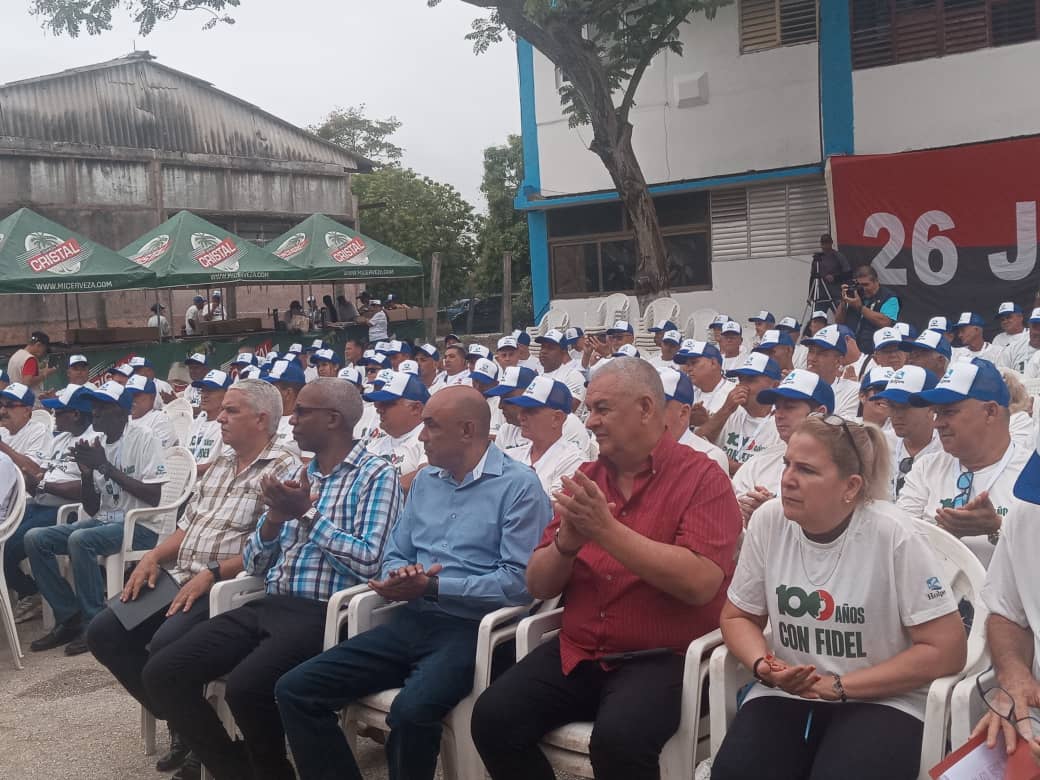 <a href="/EmpresaHolpes/">Empresa Pesquera de Holguin (HOLPES)</a>  ganó la sede del acto nacional por el Día del Trabajador de la Pesca al cual asistí acompañado por el primer Secretario del partido en Holguín <a href="/QueipoRuiz/">Joel Queipo Ruíz</a> y el gobernador <a href="/ManolihaHolguin/">Manuel F Hernández Aguilera</a>.
Aquí alguno de sus indicadores 👇