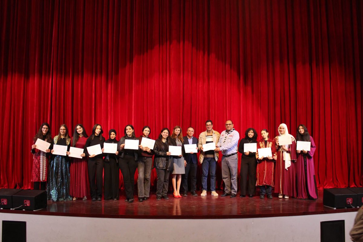 TunusEM's tweet photo. Tunus, Ben Arous Farhad Hashad Lisesinde Türkçe dersi alan öğrenciler, Türkçe bir tiyatro performansı sergiledi. Yarışmada emeği geçen Türk Dili ve Kültürü Öğretmeni Abdullatif ÇİÇEK ve öğrencilerine teşekkür ederiz. @tcmeb @mebyyegm @AhmetMisbah https://t.co/dmKkZ6Yyvj