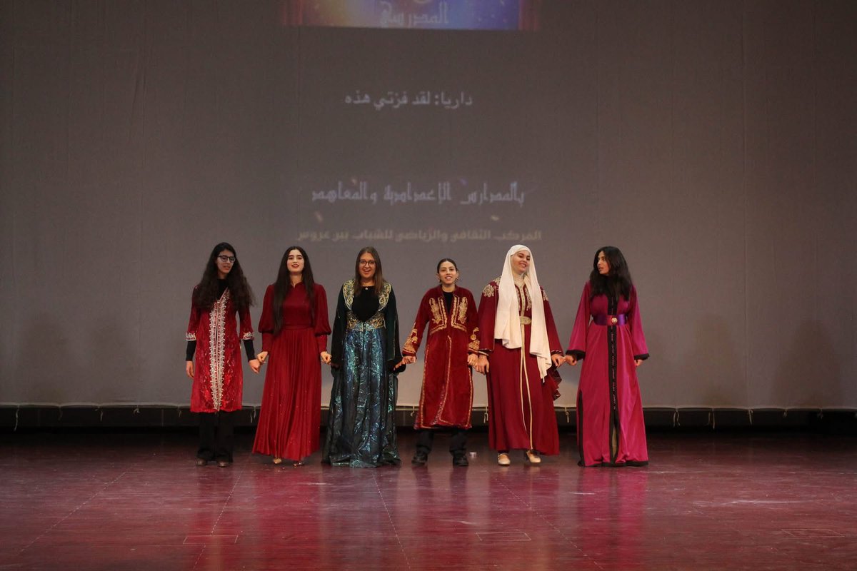 TunusEM's tweet photo. Tunus, Ben Arous Farhad Hashad Lisesinde Türkçe dersi alan öğrenciler, Türkçe bir tiyatro performansı sergiledi. Yarışmada emeği geçen Türk Dili ve Kültürü Öğretmeni Abdullatif ÇİÇEK ve öğrencilerine teşekkür ederiz. @tcmeb @mebyyegm @AhmetMisbah https://t.co/dmKkZ6Yyvj