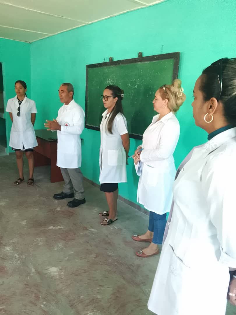 #DocenciaMédica/📚🧑‍⚕️📸Imágenes de la impartición de clases hoy, en el municipio de San Antonio del Sur, a #estudiantes de la #Universidad de #CienciasMédicas #Guantánamo, como parte del programa de descentralización de la #docencia.
#CubaPorLaSalud 
#Cuba #Salud