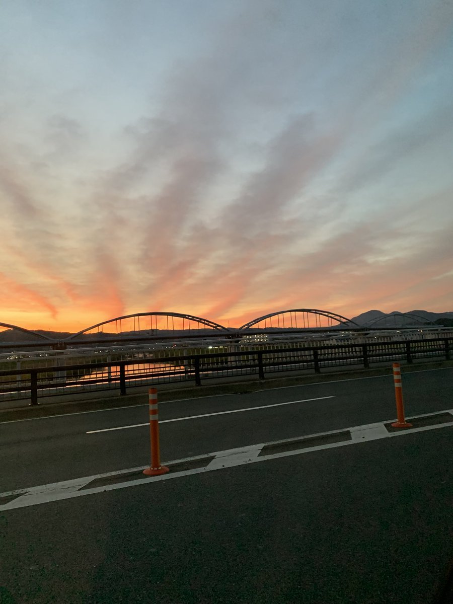 rainbowwave4989's tweet photo. 地震雲？最近多いから近々地震くるのかなぁ？🥺 https://t.co/g52kc2GDic