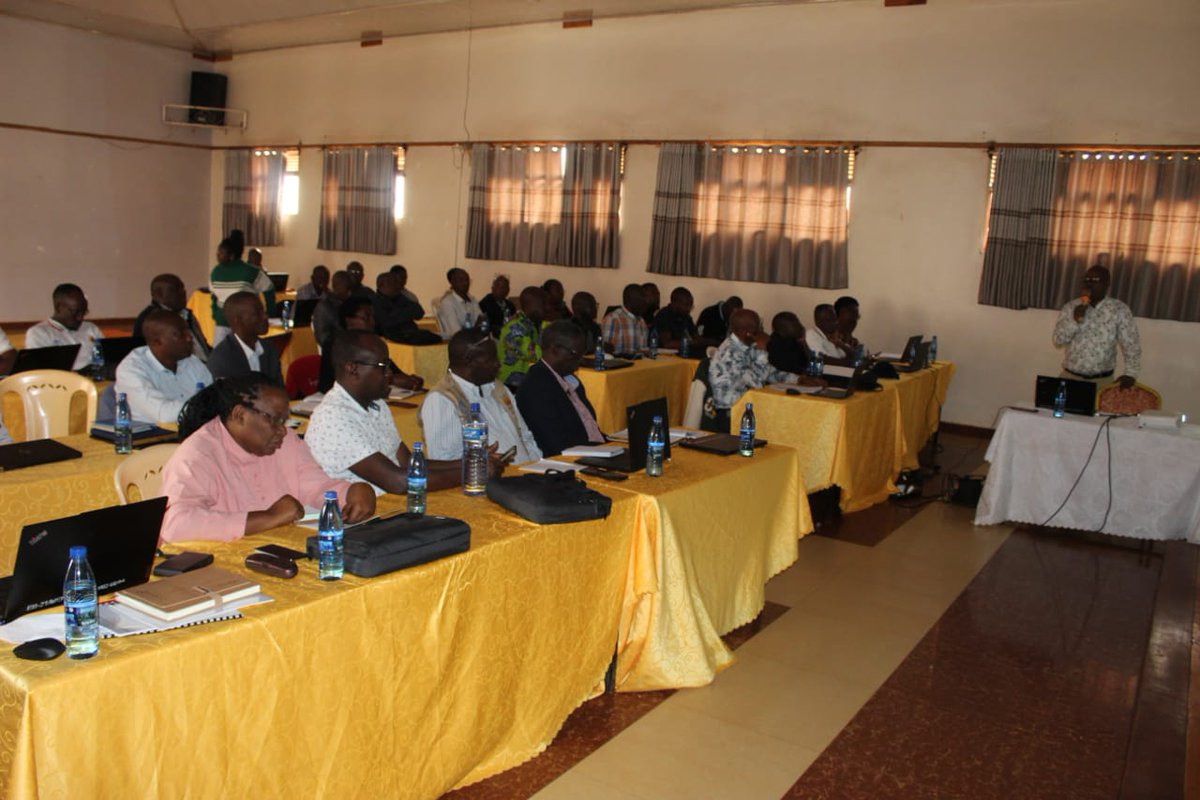Merankabandi2's tweet photo. @MinTFPSS_bdi À part Mr @MNyabenda30691, Coordonnateur National du @Merankabandi2 , y prennent part les responsables sectoriels du niveau siège ainsi que les sectoriels provinciaux, décidés, tous, à ce travail assidu avec un même esprit.
@MNyabenda30691
#Merankabandi
#Hinduringendo https://t.co/4juW7p7M0u