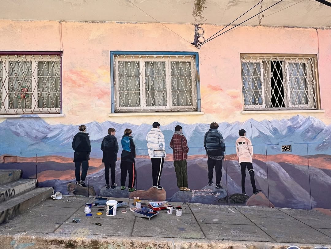 lvantebear's tweet photo. un capítulo de run bts en chile donde lleven a los chicos a ver el mural que les hicieron en valparaiso 🫶 https://t.co/W7aOgQX1ca