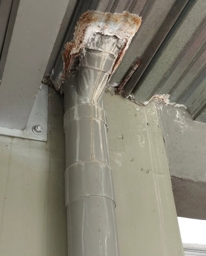 estrucpatologia's tweet image. Corrosión en la lámina metálica colaborante de una losa por filtraciones de una bajante de aguas lluvias.
Se ven también marcas del escurrimiento del agua.

#construccion #edificios #estructuras #patologiaestructural #ingenieriacivil #obrasciviles