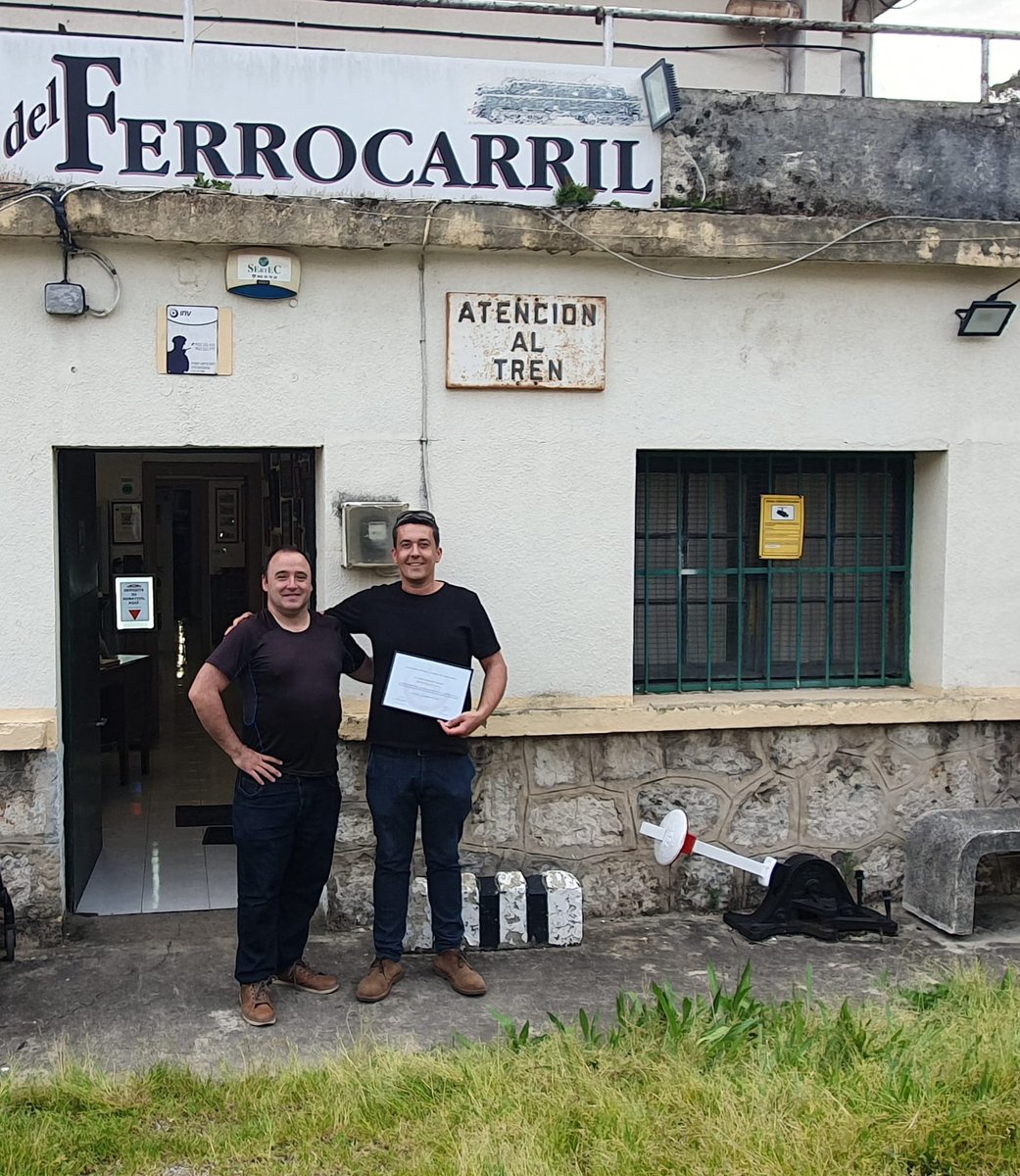 Nuestro presidente ha hecho entrega a D. Iván Misiego Dosal, de la empresa "North Laser, Limpieza y Restauración Laser" de un diploma como reconocimiento a su generosa colaboración en la preservación del patrimonio histórico ferroviario del Museo Cántabro del Ferrocarril.