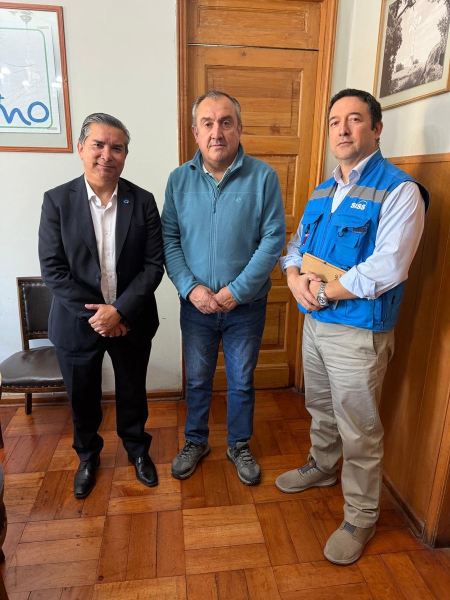 SISS_CHILE's tweet photo. 🗣️En #Peumo jefe regional #SiSS de #OHiggins sostiene reunión de trabajo con el alcalde de la comuna y con @essbio  para tratar temas de calidad de servicio, trabajos en la vía pública y proyectos del plan de desarrollo que se ejecutarán en la localidad 💧📊

#ServiciosSanitarios #CalidadDeServicio #TrabajoEnEquipo #GestiónPública