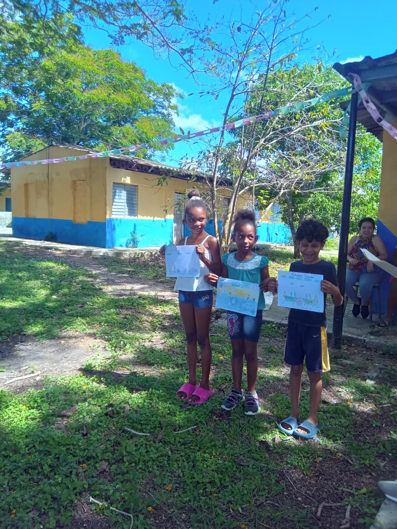 Este 8 de Abril, Día del Trabajador de la Industria Pesquera, la UEB Acuiza extendió la celebración a la comunidad de pescadores aledaña a la entidad. 
 Los niño que residen en las cercanías de la presa Zaza, participaron en un concurso promovido por ese colectivo.